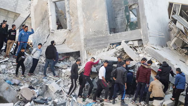 اسرائیل کا اسکول پر فضائی حملہ؛ 30 فلسطینی شہید