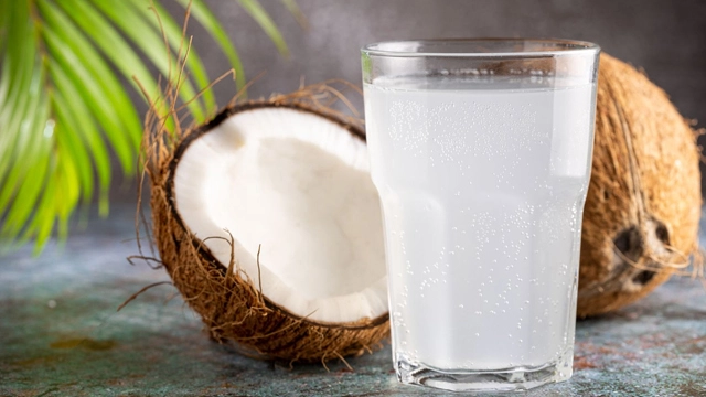 6 Major Benefits of Drinking Coconut Water